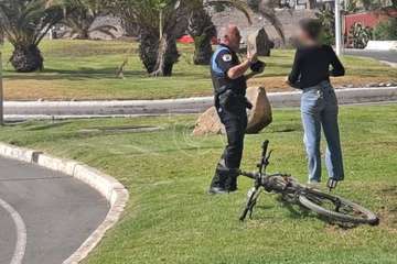 Aparatosa caída de un ciclista en Melenara (Telde)/TA.